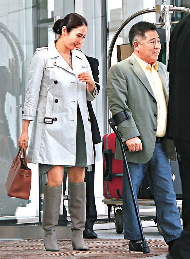 弟弟站起来后,黎姿约朋友开心吃饭,马廷强拄拐现身陪太太用餐!