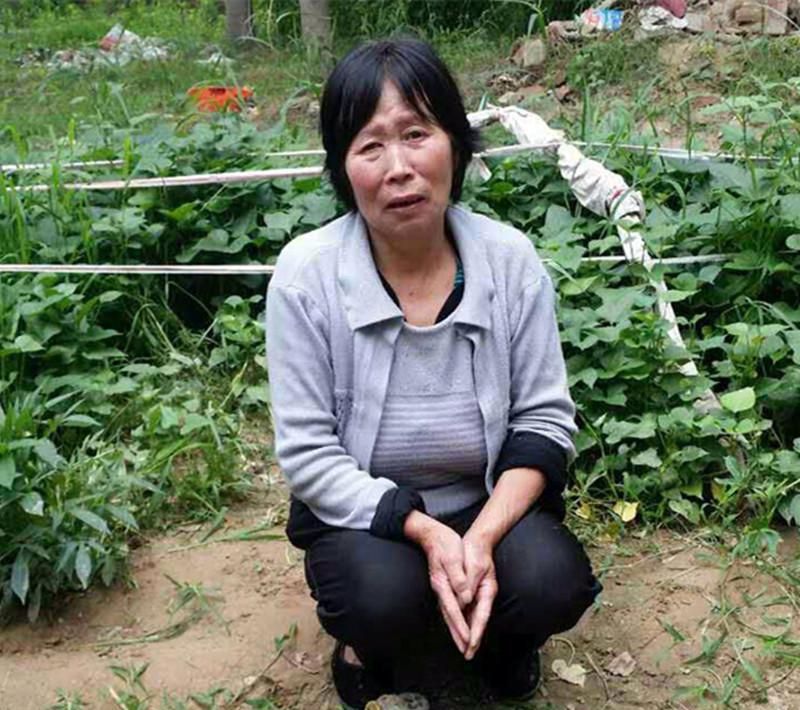 可怜的一家, 智障母亲生活无法自理, 疯子爸爸发病失手戳瞎女婴