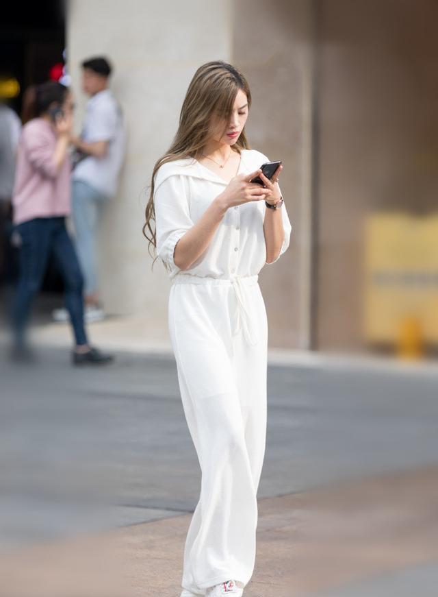 街拍:千娇百媚端庄的美女,走心搭配苗条俊美看着温馨!