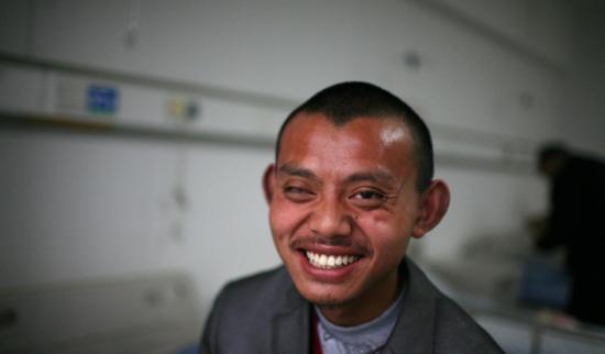 鄱阳农村娃失明超10年 百里寻"光"为看亲人一眼