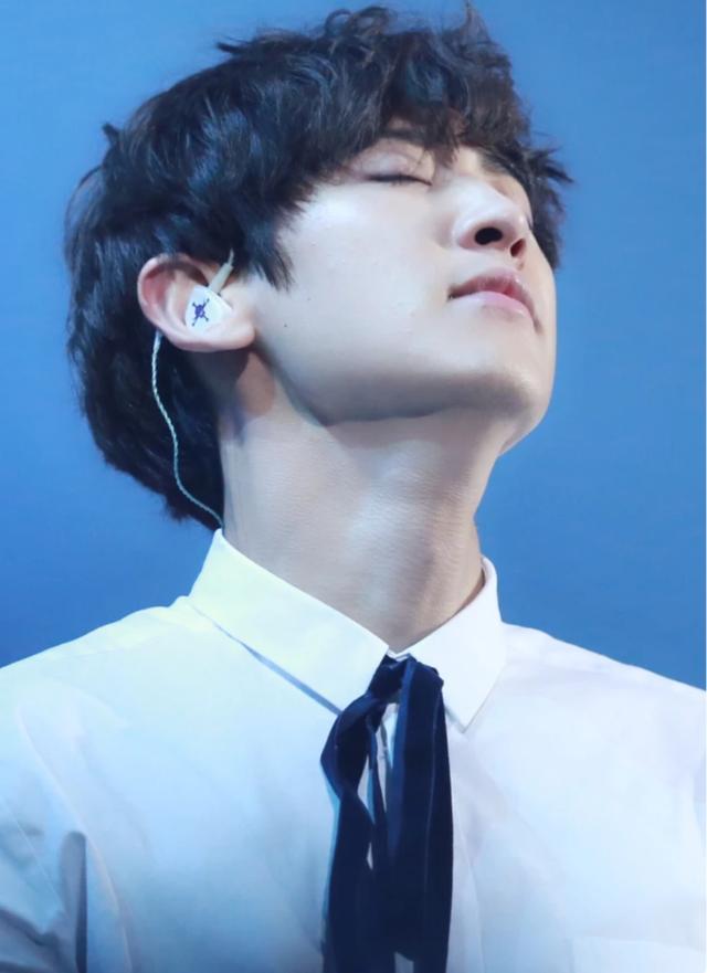 穿白衬衫的朴灿烈超级有魅力,简直就是小王子啊