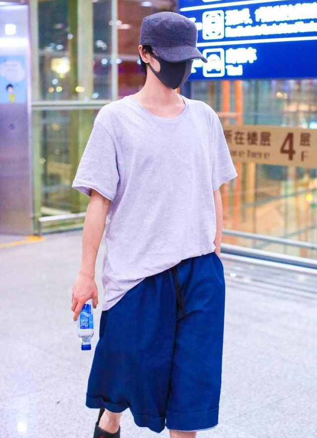 华晨宇现身机场,这裤子太有亮点,又胖又矮,网友:太丑了!