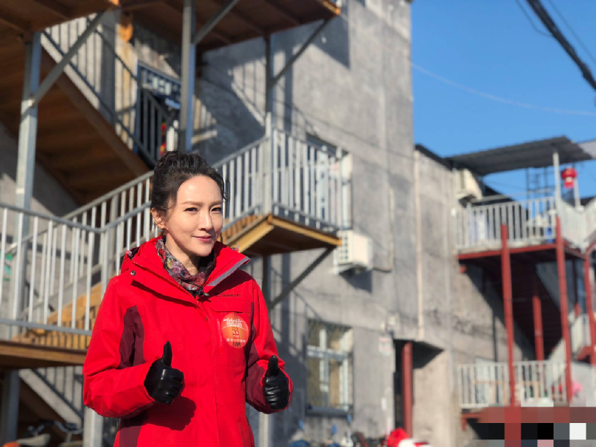 央视学历最高的女主持,美貌与智慧并重,为什么拍照习惯向左边偏