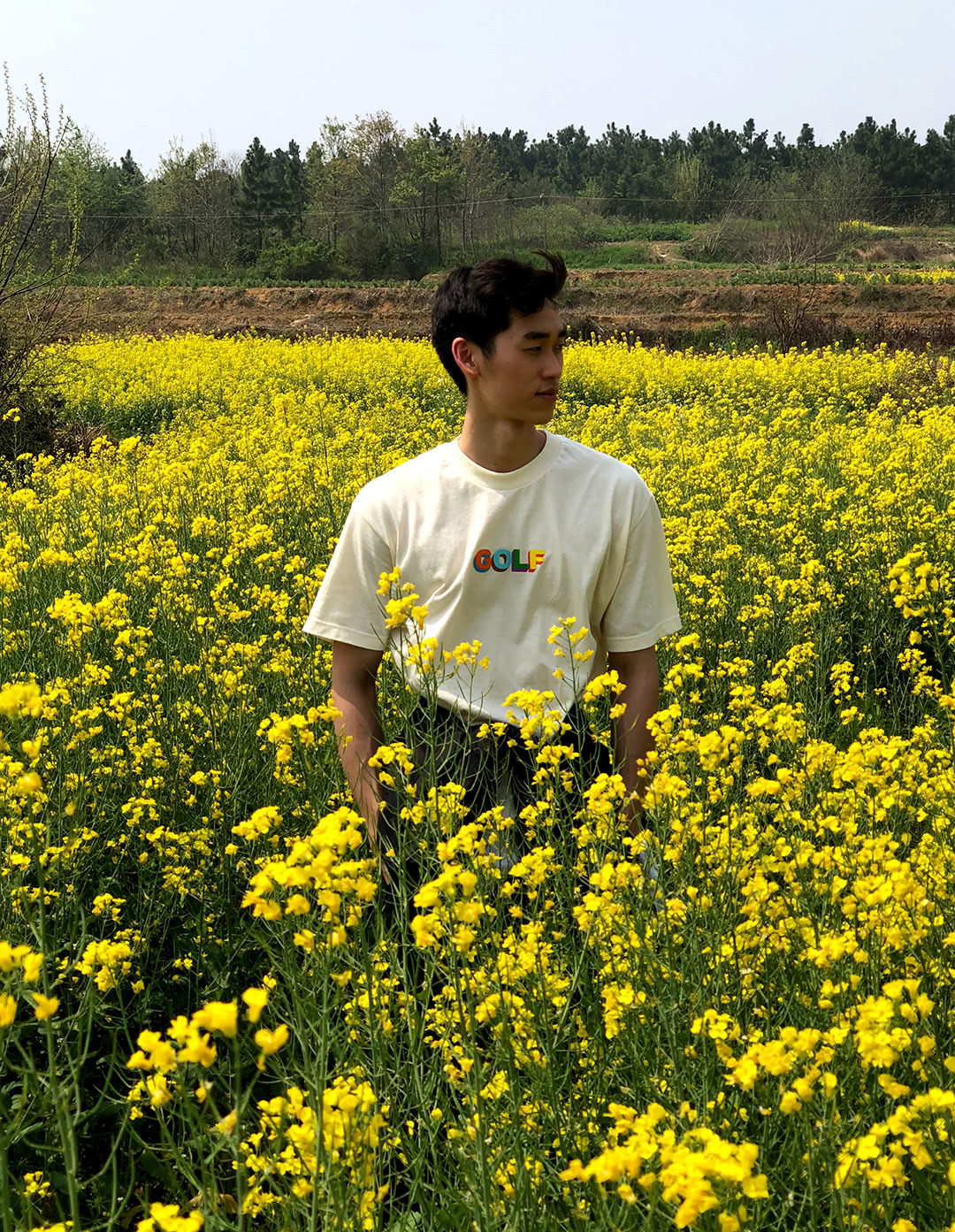 林依轮老婆带儿子回农村老家,乡间漫步背影有爱