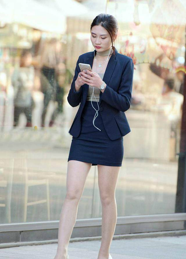 街拍,你们喜欢骨感美女还是微胖丰满的小姐姐呢