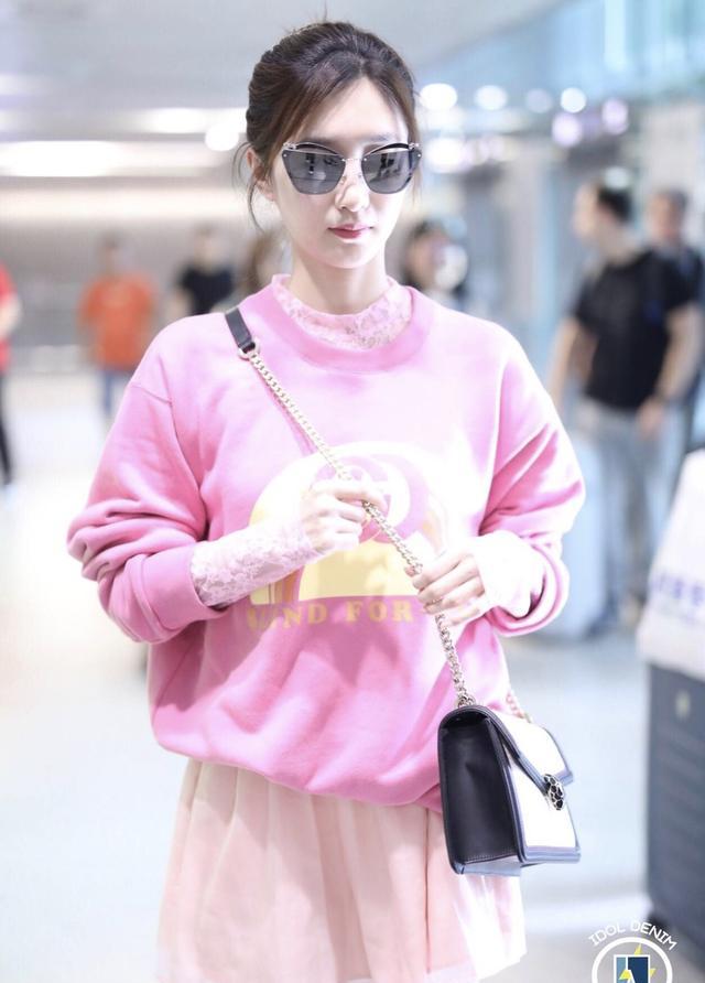 江疏影粉色卫衣粉色纱裙,脚踩小白鞋粉嫩甜美少女感满满