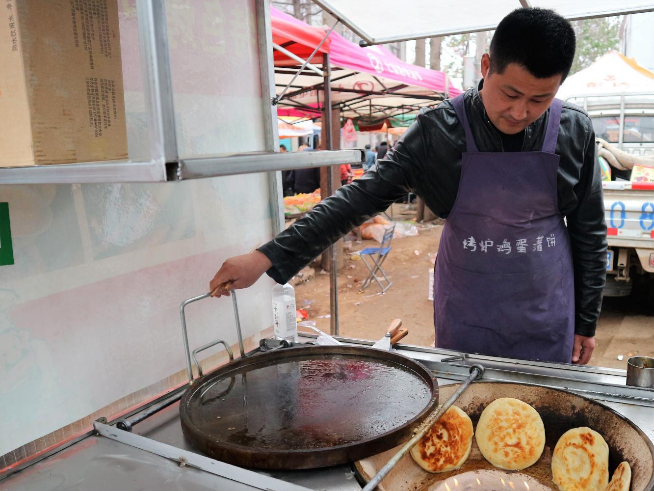 农村夫妻卖一种独特的小吃,日销300个,堪称舌尖上的美食