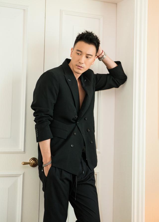 王阳明西装时尚大片,帅出新高度_新浪看点