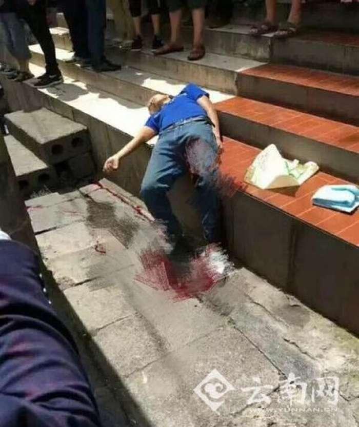 男子乱扔垃圾 6旬环卫工掏出把小刀捅进对方大腿