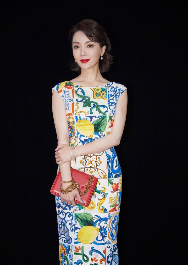 41岁的陈数身穿印花旗袍大秀好身材,气质古典优雅