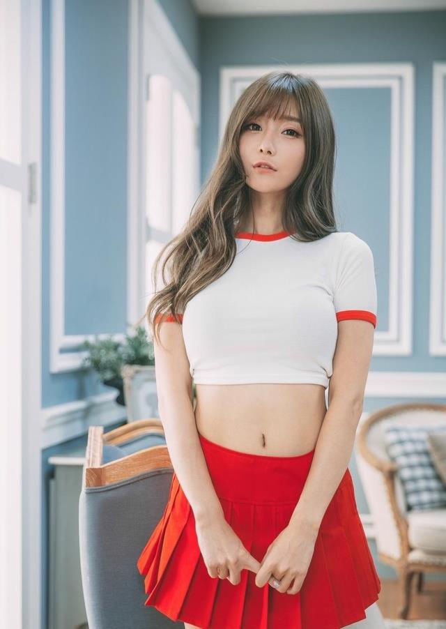 美腰迷你超短裙美女,身材前凸后翘媚态十足!