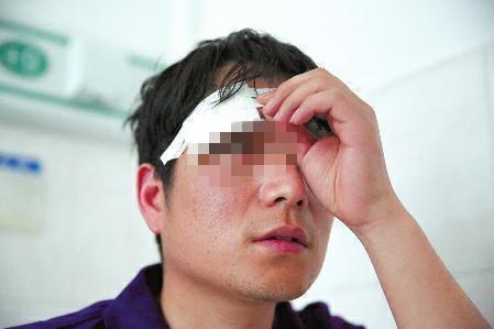 大连一快递小哥拒送货入门引矛盾 眼睛被业主打瞎