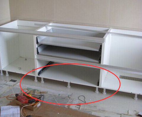 装橱柜时,切记要这样做柜脚,师傅一看就说碰上内行人