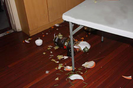 妻子每天都去买早餐,一次无意看到袋子里纸条,丈夫一把掀了桌子