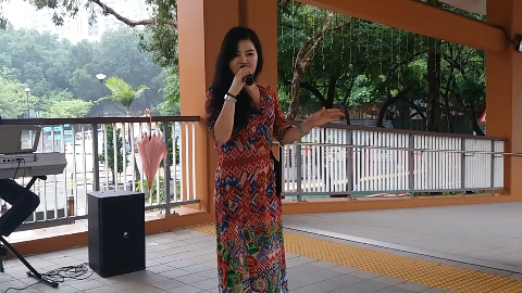 街头艺人小红演唱粤语老歌《忘尽心中情》太好听了