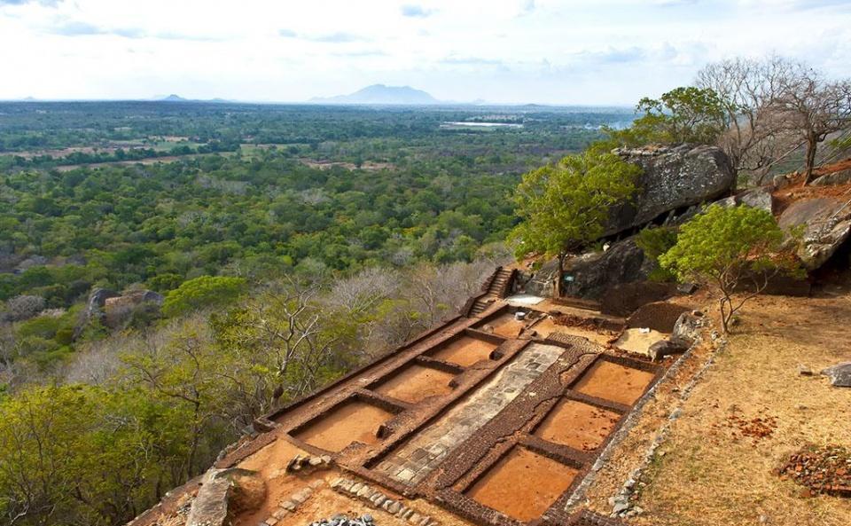 探索世界第八大奇迹巨石上顶端的古代空中宫殿的遗址