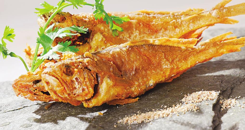 炸黄花鱼,虽是过油菜,但做法简单,很容易上手哦