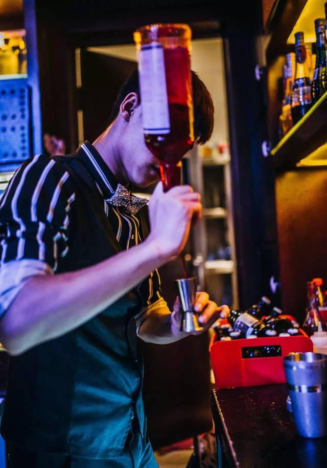 昆明50岁前必须去一次的酒吧,据说好多女人喝得又醉又笑又扶墙