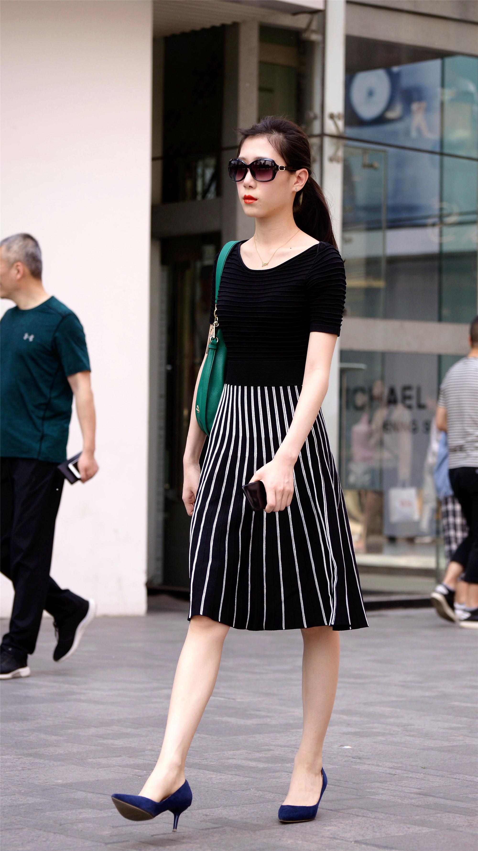 美女走路这么优雅不仅仅是因为她的搭配还有她的身材