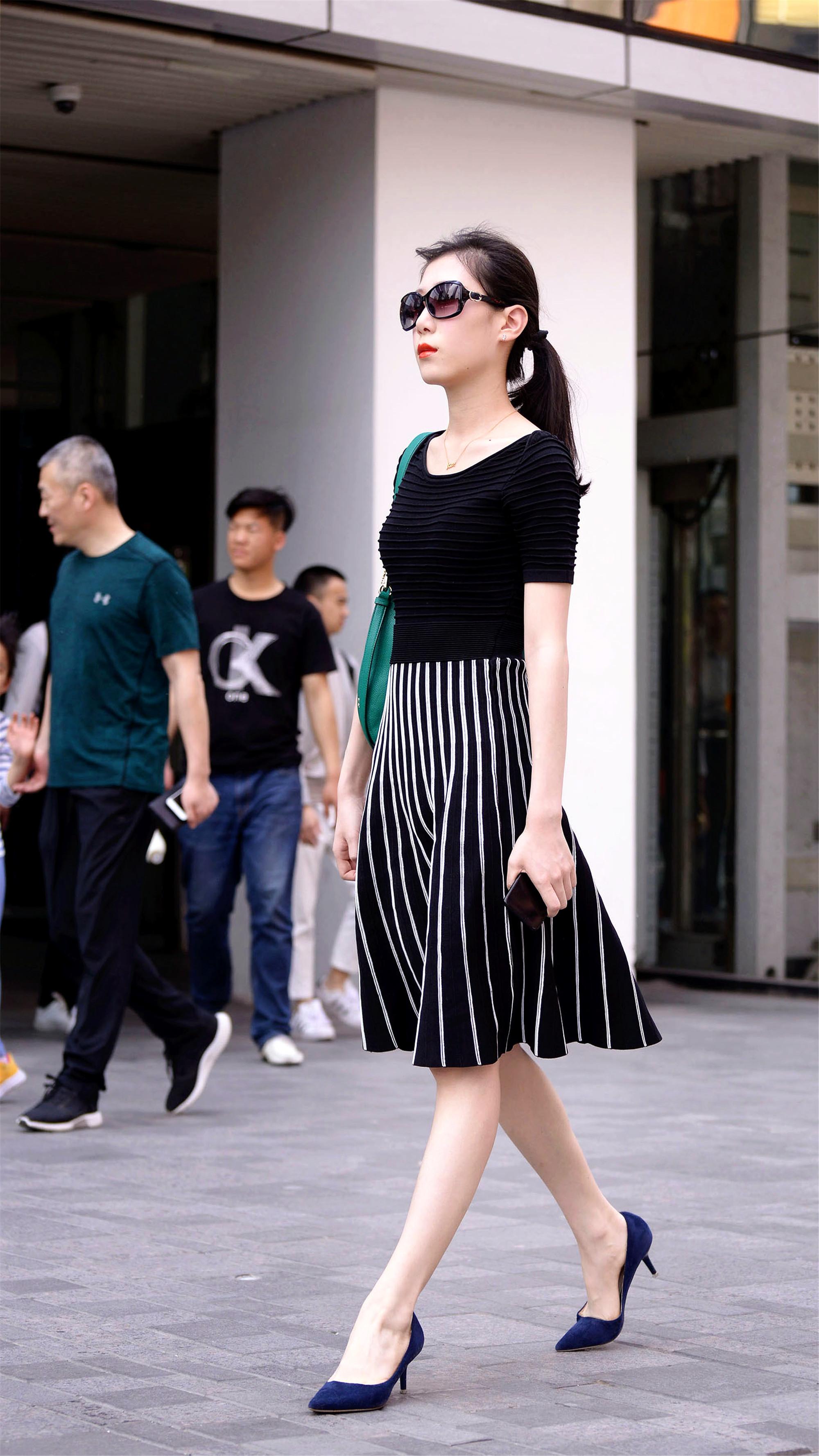 美女走路这么优雅不仅仅是因为她的搭配还有她的身材