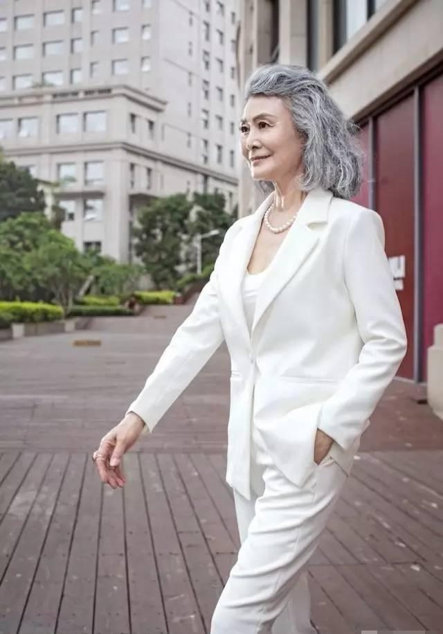 73岁的中国奶奶骑哈雷, 走西藏, 时尚的人生从来与年龄无关