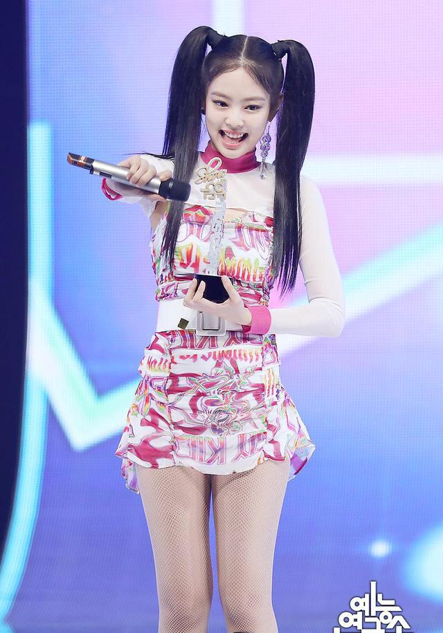 blackpink成员jennie舞台照,双马尾造型吸睛