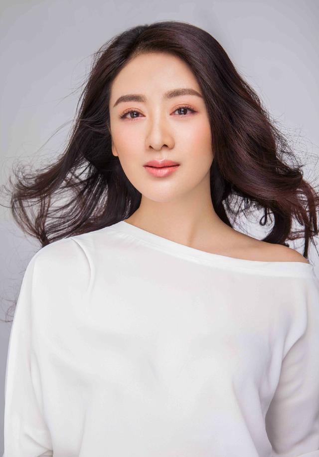 然而作为当时剧中女主之一,饰演杜冰雁的李佳璘却一直不温不火,原本