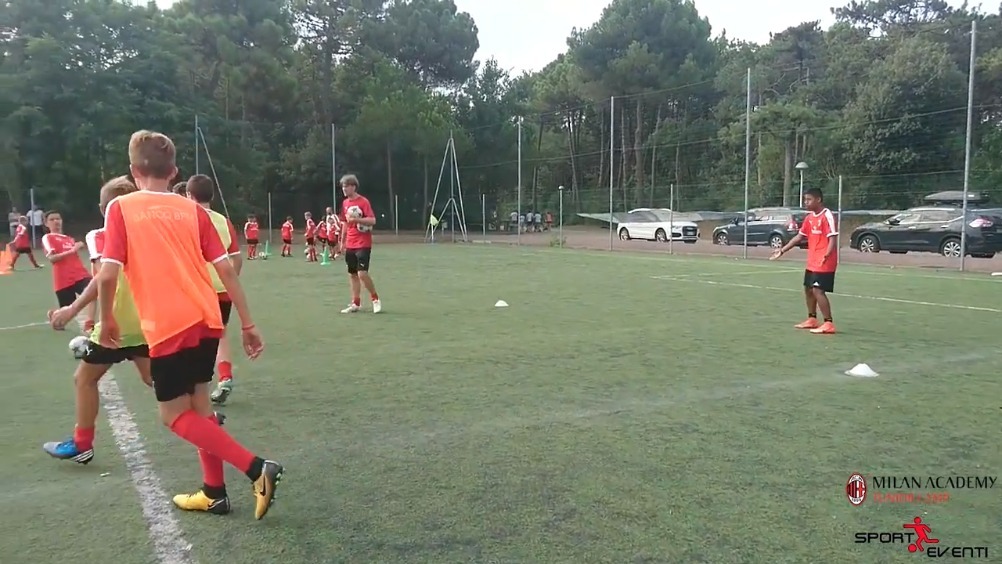 米兰足球训练营:3v3对抗训练,理解空间、时机
