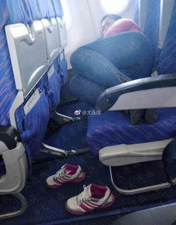 大连南航飞机上一女子脱鞋全程"躺飞"空姐也无奈了