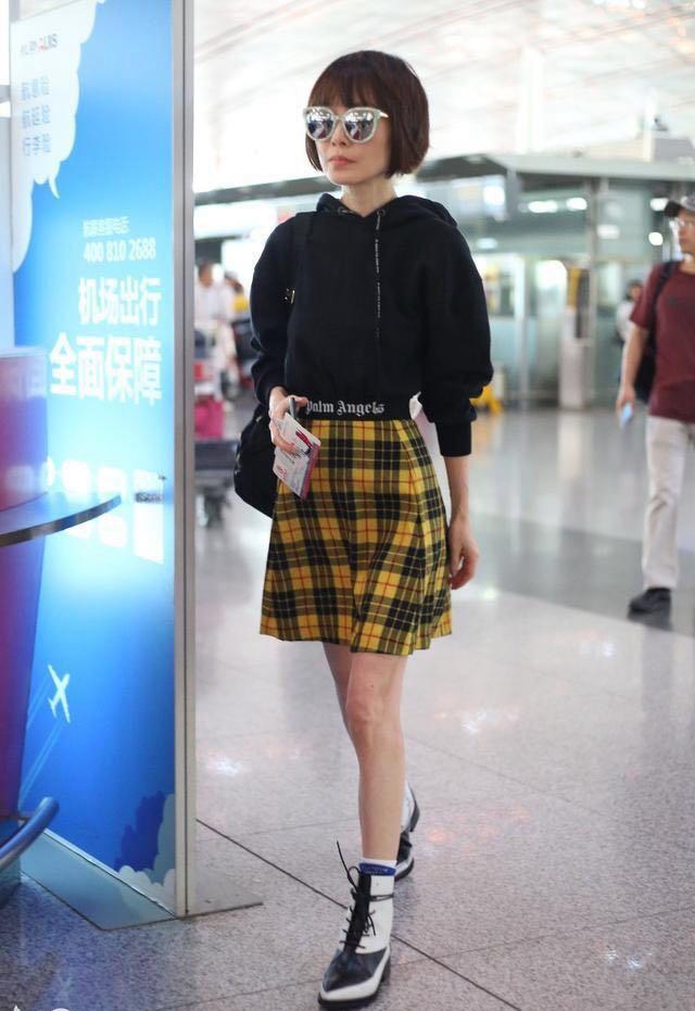 陈鲁豫现身机场,高腰卫衣搭配格子裙,快50岁还是少女样儿?