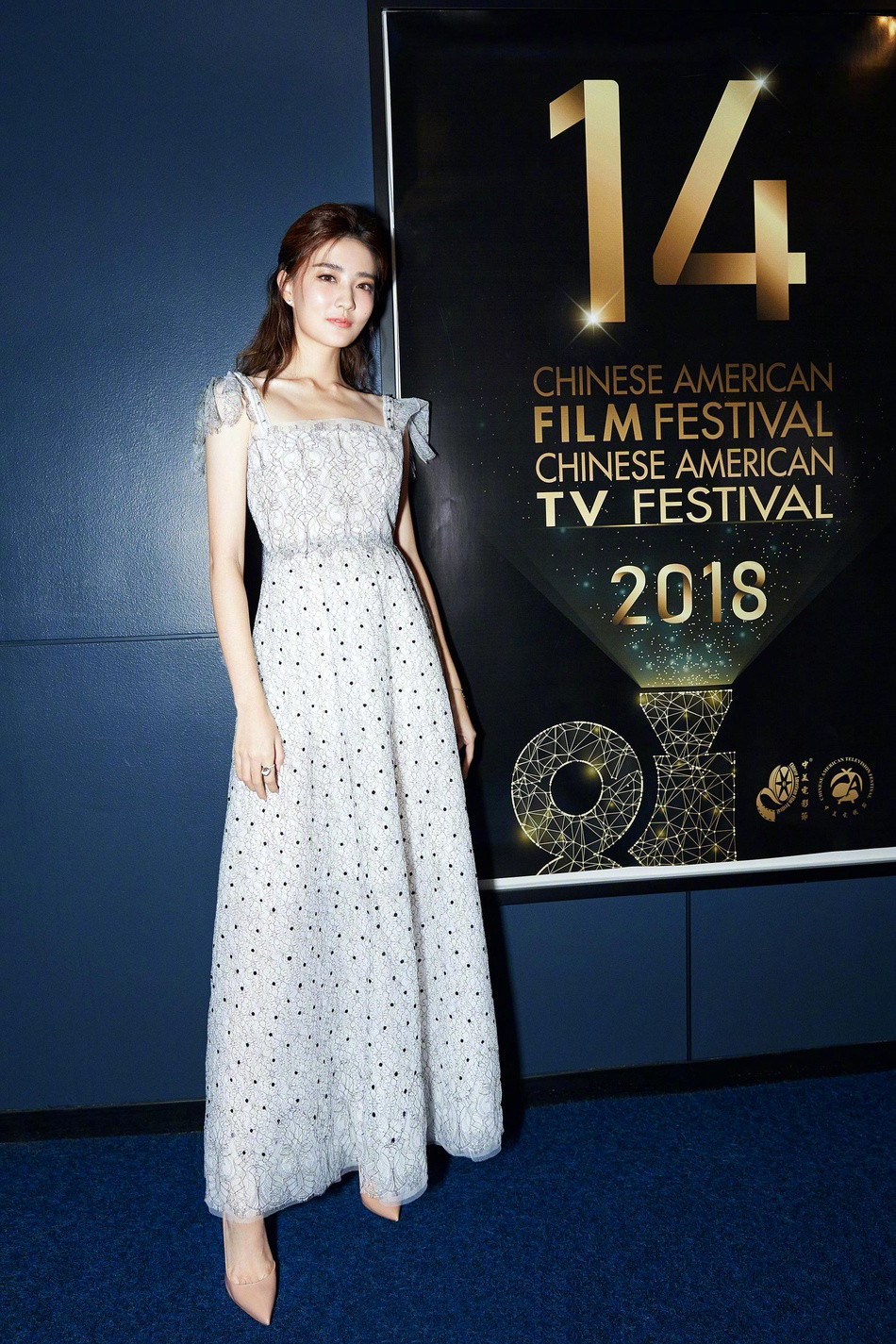 徐璐波点纱裙清新动人,红色吊带裙性感妩媚