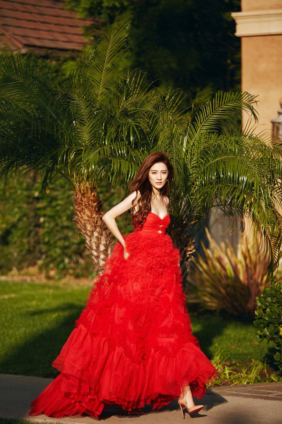 徐璐波点纱裙清新动人,红色吊带裙性感妩媚