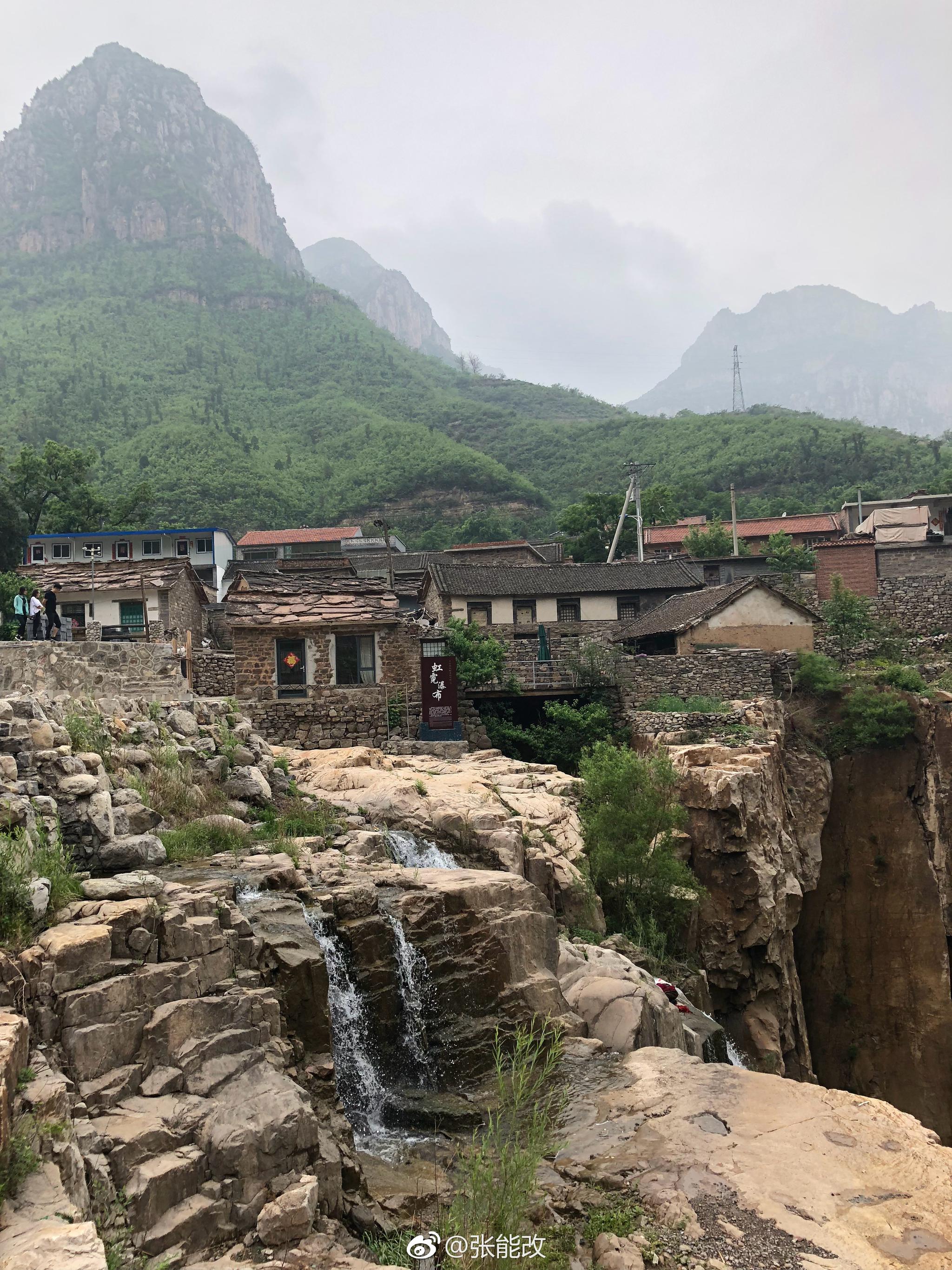 山西长治悬崖边上的千年古村因阳光瀑布彩虹而得名