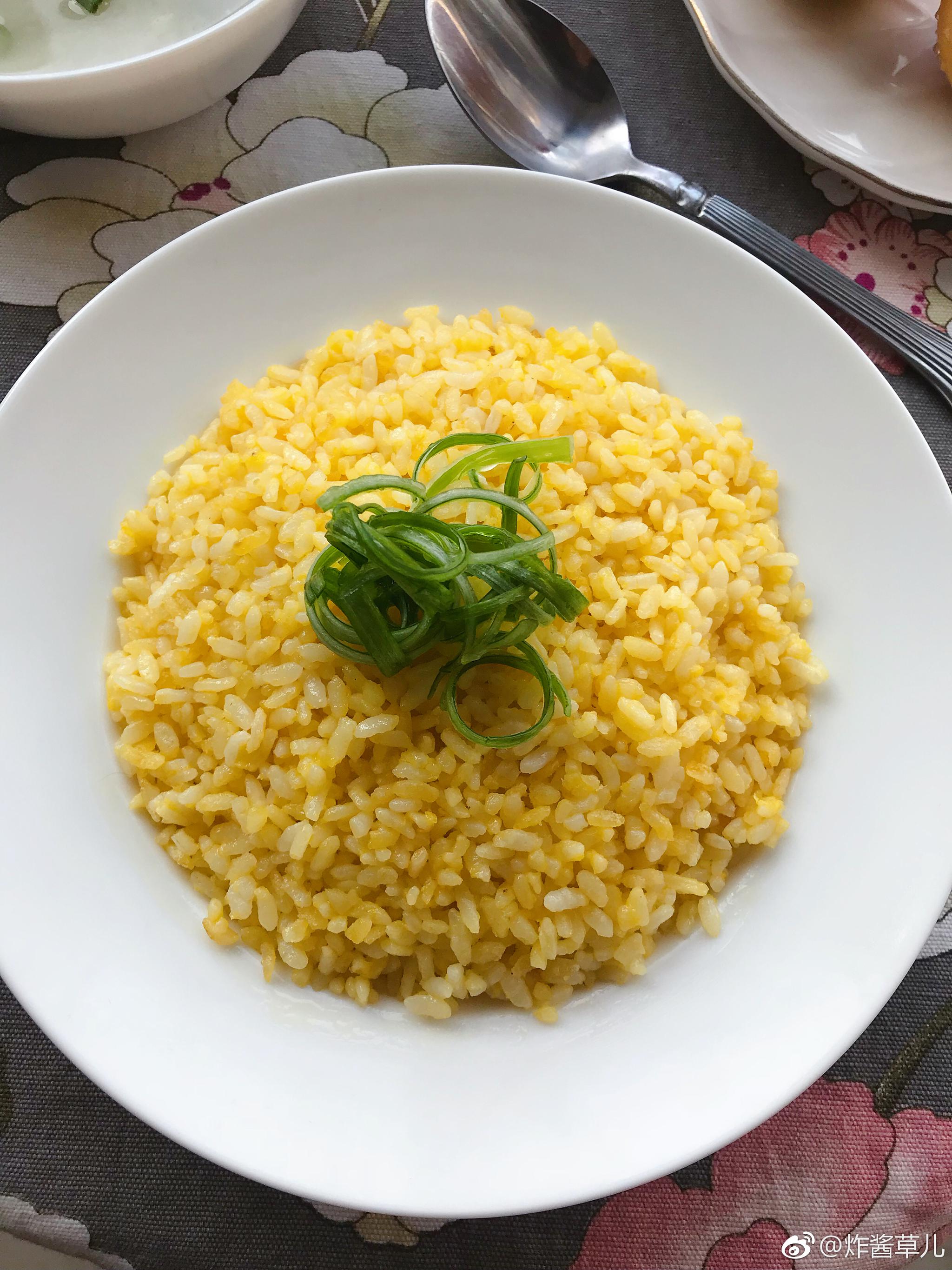 黄金炒饭,排骨冬瓜汤,牛奶,油桃.