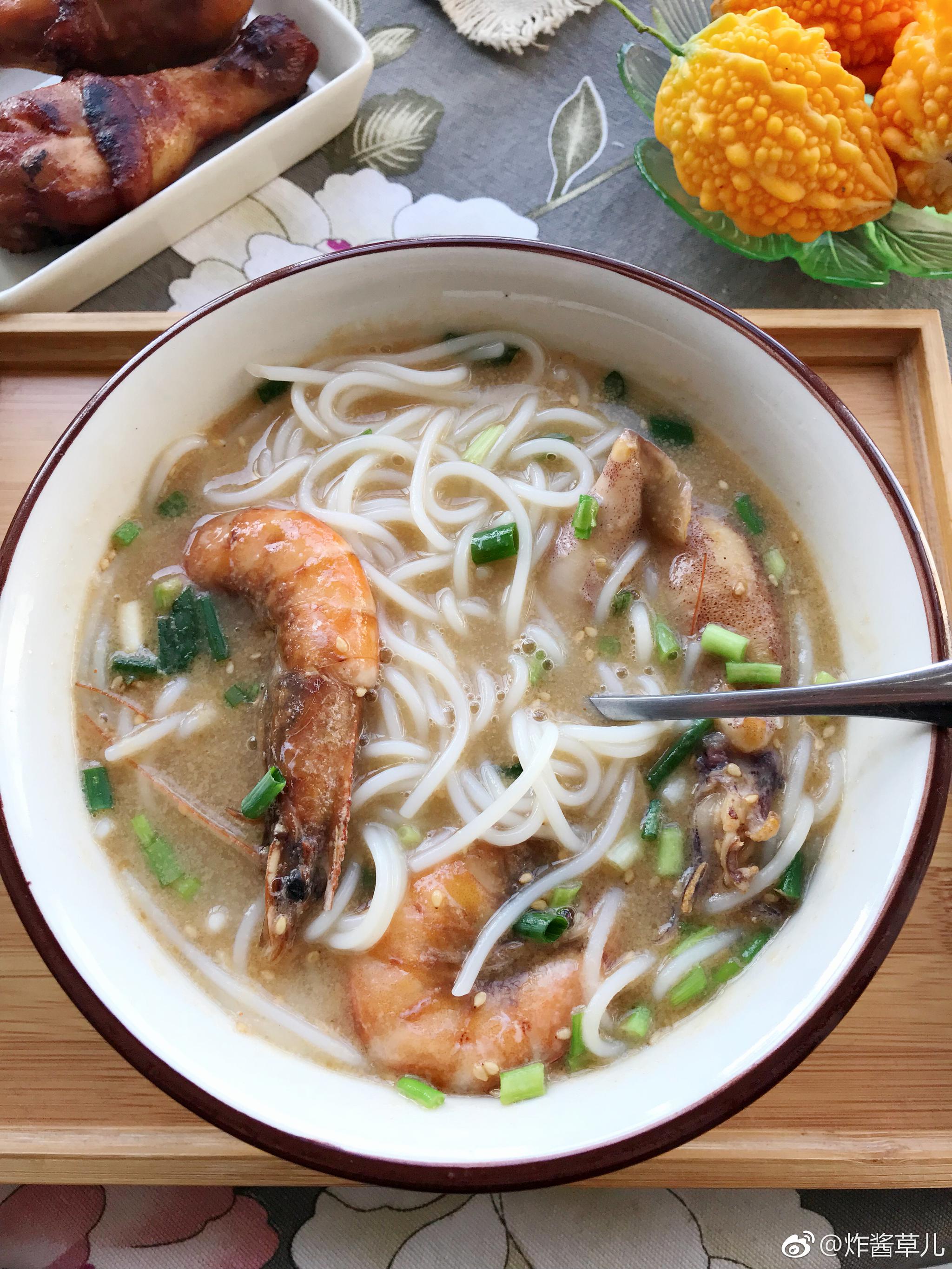 海鲜米粉烤鸡腿牛奶赖葡萄