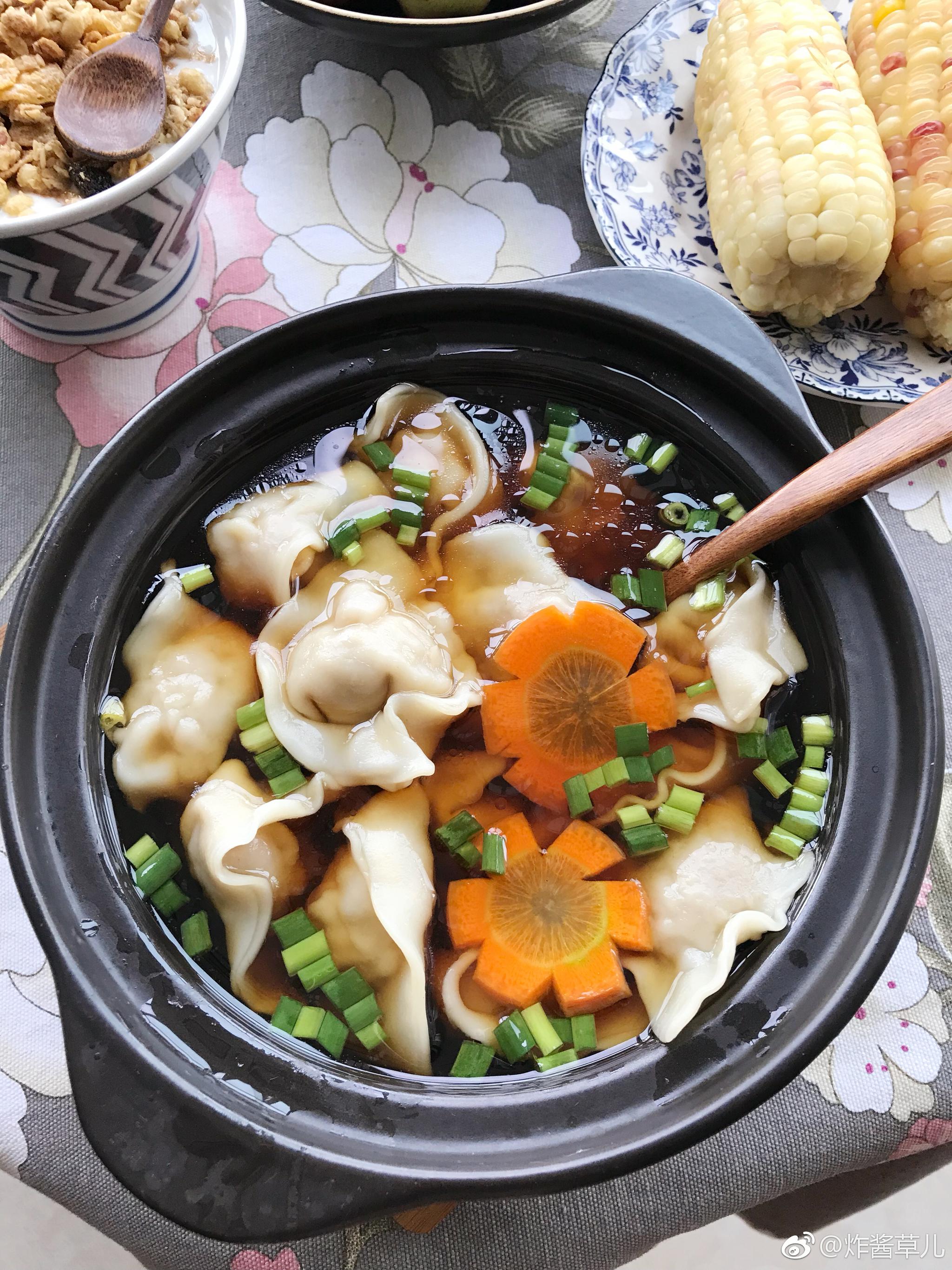 三鲜馄饨,煮玉米,酸奶麦片,桔子.少年被英语老师选中做课代表