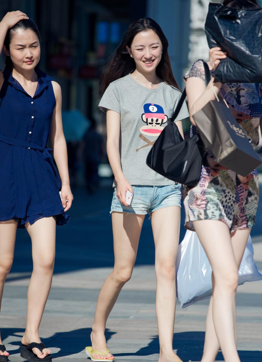 街拍: 三个女人一台戏, 最美的还是那位美腿的小姐姐|小姐姐|美腿|街拍_新浪新闻