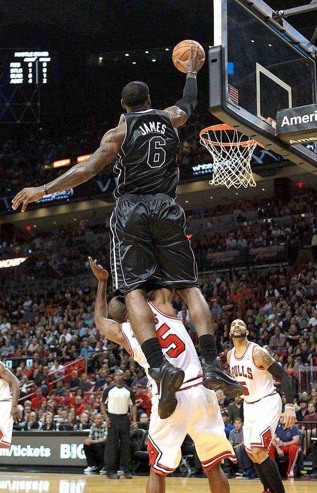 詹姆斯的弹跳一直是个谜,其实詹姆斯的身体都是一个谜,三旬老汉依旧