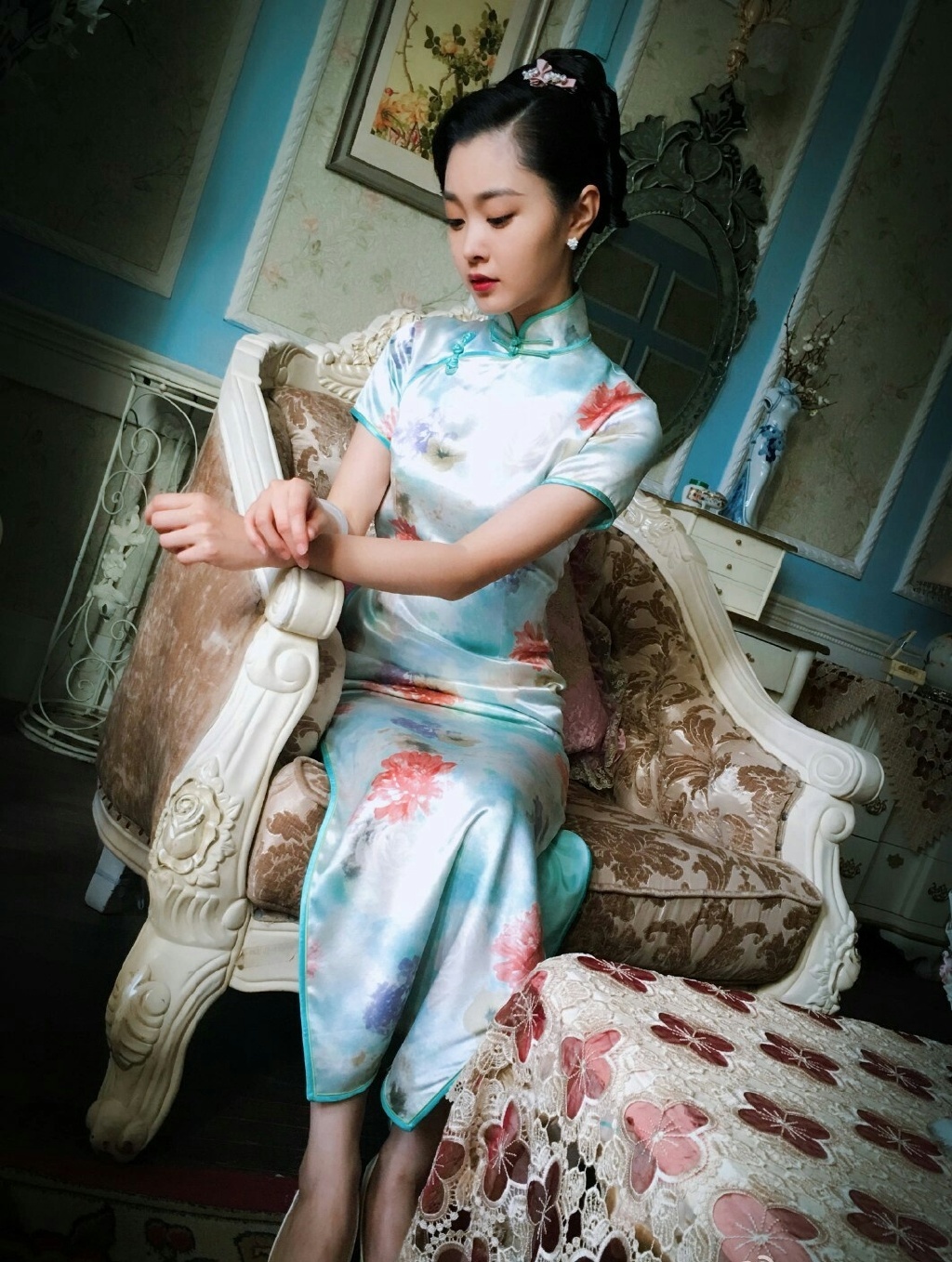 宋轶旗袍,身姿曼妙肢体纤细,女人味十足.