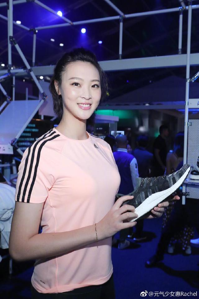 中国女排最美女神惠若琪气质不输维密超模,晒参加活动呆萌合照