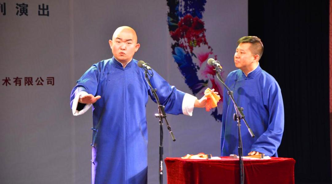 央视举办《首届中国相声小品大赛》,姜昆担任评委,郭德纲不参赛