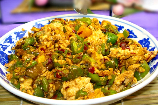 辣椒碎炒咸鸭蛋,咸辣鲜香,开胃下饭又消食,入秋常吃能滋阴清肺