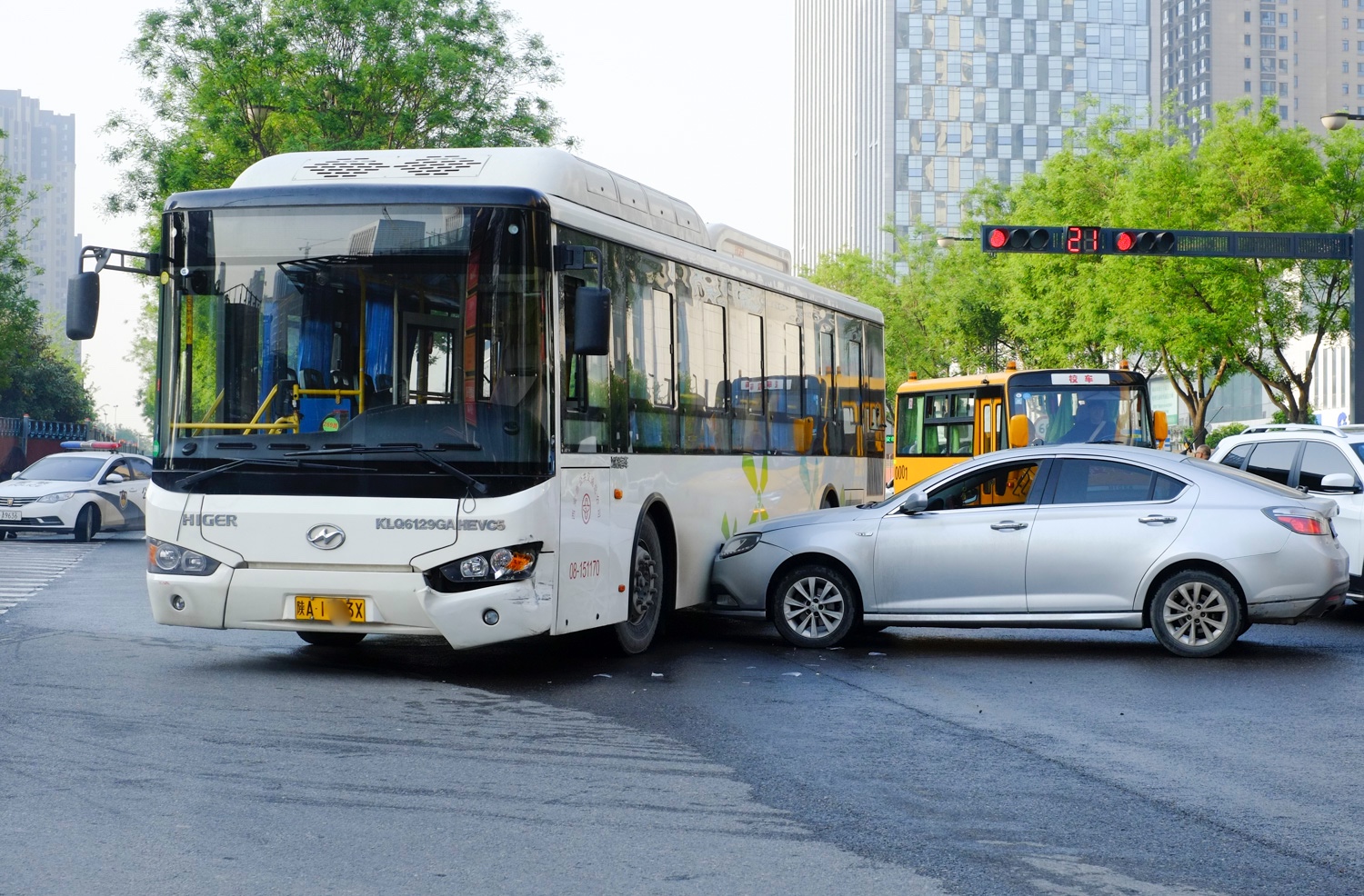 西安南郊雁翔路连发公交车相关交通事故