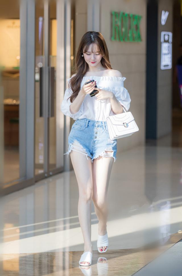 街拍小姐姐穿吊带配热裤清凉又舒适身材丰满大长腿抢镜