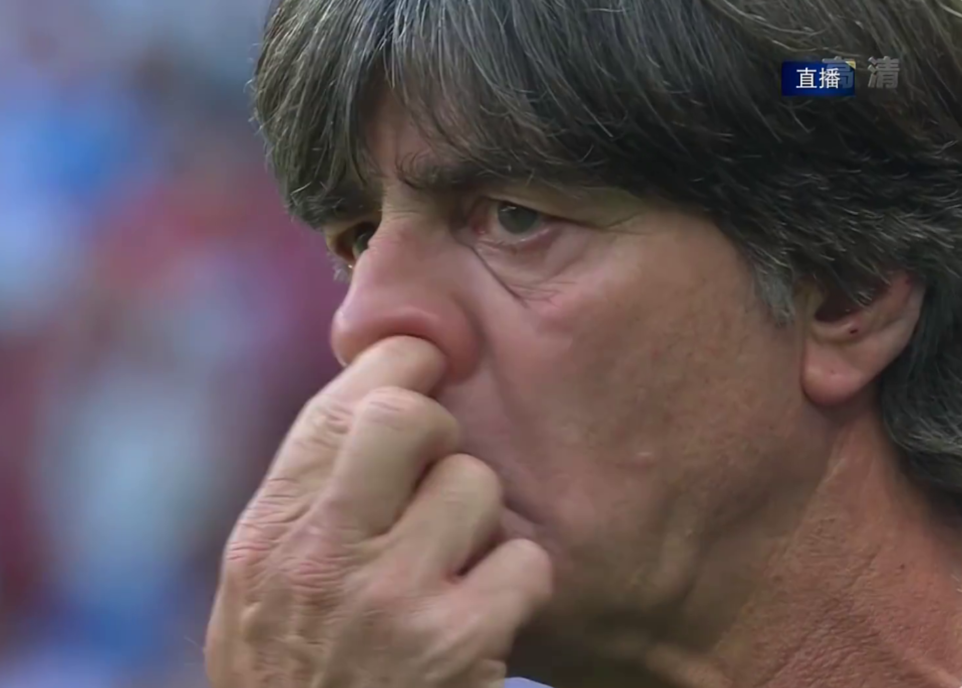 勒夫只顾抠鼻子,有些球员很平静,只有他在默默流泪