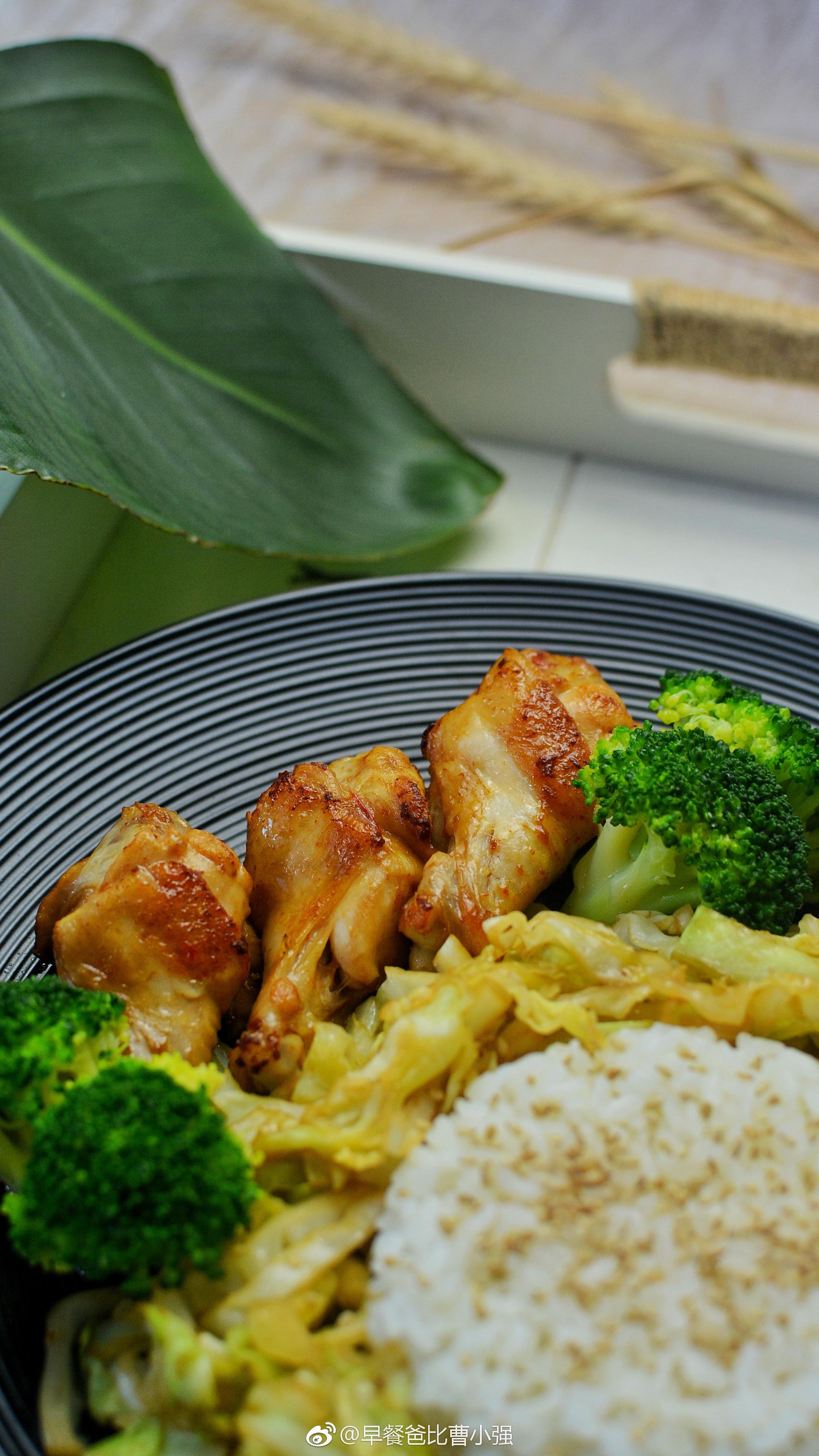 今天早餐水煎鸡翅根豉油包菜丝白灼西兰花大家早安