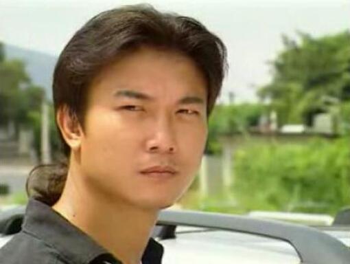 凭借武打功夫走红, 曾与李连杰一决高下, 如今儿子都超越了他