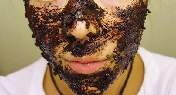 这些面膜还会在脸上干裂, 掉渣, 就像僵尸片现场. ▼