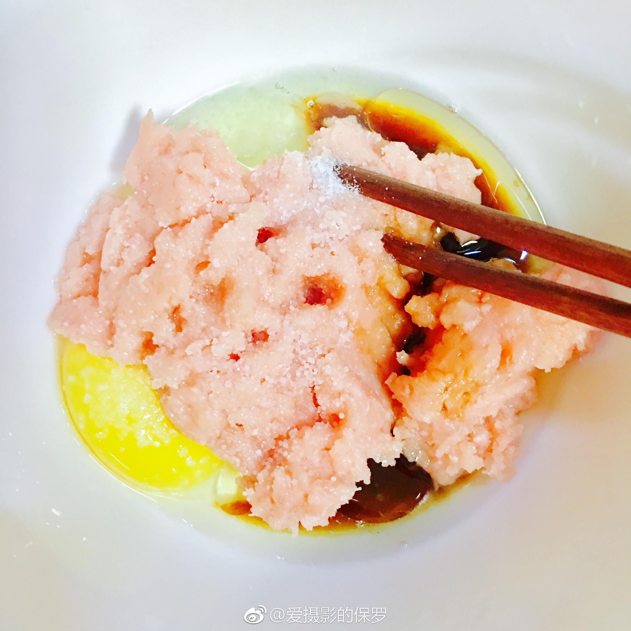 面条也能这样吃油炸面条肉丸里脊肉做成肉糜也可以加入