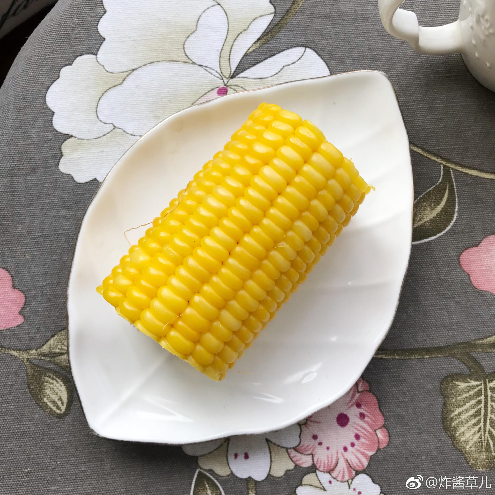 餐蛋三明治,煮甜玉米,牛奶,葡萄.